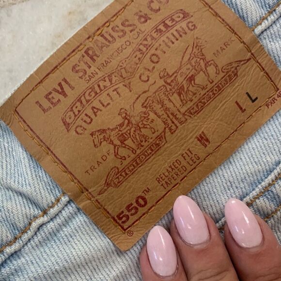 Light wash Levi jean shorts - Picture 5 of 6